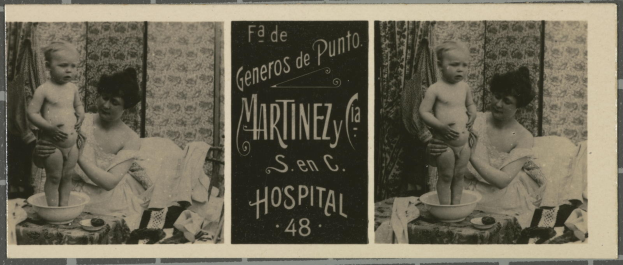 Eine Frau in einem weißen Kleid lächelt warm auf ein Baby herab, das in einem Schwarz-Weiß-Foto vor ihr steht, mit einem Krankenhausgebäude und einem Schild im Hintergrund, das 'Martinez Hospital' lautet.