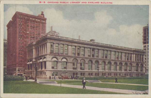 Eine alte Ansichtskarte zeigt die Chicago Public Library und das Garland Building mit umliegenden Gebäuden, Straßenlaternen, Autos, Fußgängern, Büschen, Bäumen und einem bewölkten Himmel. Oben auf dem Bild ist Text zu sehen.
