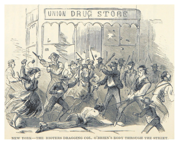 Eine handgezeichnete Papierzeichnung, die eine Gruppe bewaffneter Personen vor einem Gebäude mit Text zeigt, betitelt mit "New York - Die Aufständischen schleifen Col. O'Briens Leiche durch die Straße" unten.