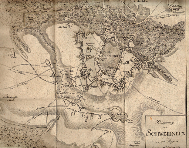 Alte detaillierte Karte von Schweidnitz, Deutschland, zeigt Straßen, Gebäude und Sehenswürdigkeiten mit begleitendem Text über die Bevölkerung, Geschichte und Kultur der Stadt.