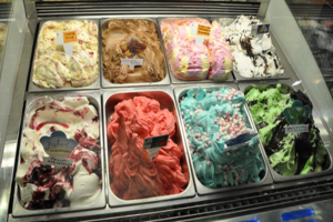 Tabletts mit verschiedenen Eissorten, jedes mit einer beschrifteten Namensplatte.