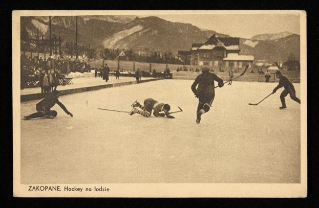 Ein altes Schwarz-Weiß-Foto von Menschen, die Hockey auf einem Eisplatz spielen, mit Gebäuden, Bäumen, Pfählen und Bergen im Hintergrund und Text unten.