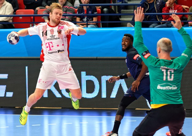 Eine Gruppe von Männern spielt Handball auf einem Feld, mit einem Ball in der Mitte der Aktion und Zuschauern im Hintergrund bei der Futsal-Weltmeisterschaft 2019, die Bayern München gegen Paris Saint-Germain schaut.