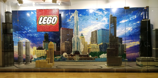 Lego-Handwerkstücke auf einem Boden mit einer Wand im Hintergrund.