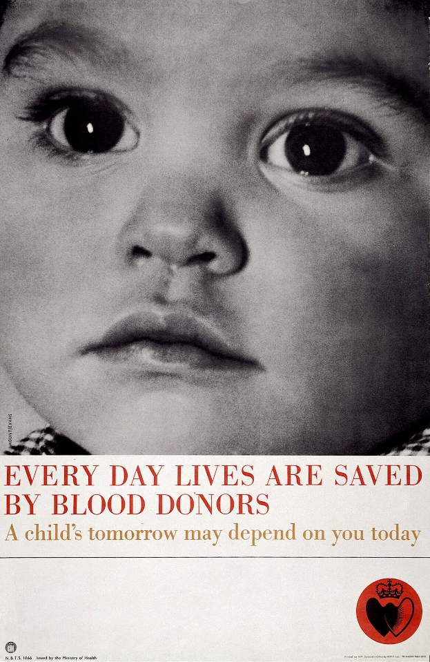 Plakat mit einem Kind mit ernster Miene umgeben von fettgedrucktem Text "Jeden Tag werden Leben durch Blutspender gerettet."