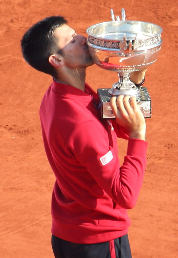 Novak Djokovic mit dem French-Open-Pokal und Feier nach dem Sieg gegen Rafael Nadal im Finale der Herren-Einzel