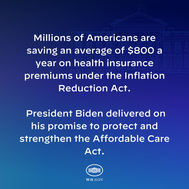 Blauer Hintergrund mit weißer Schrift, die besagt, dass Millionen von Amerikanern durchschnittlich 800 Dollar pro Jahr an den Gesundheitsversicherungsprämien unter dem Inflation Reduction Act sparen, zentriert mit einem Logo.