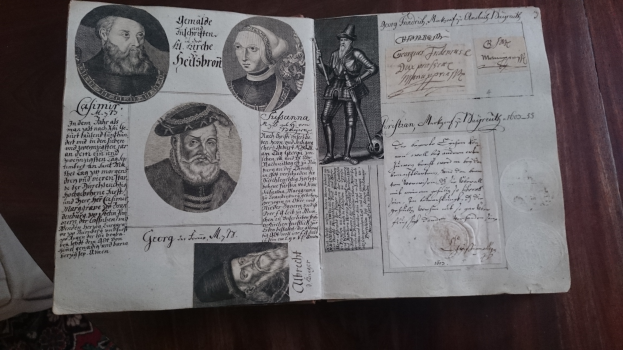 Ein aufgeschlagenes Buch auf einem Tisch mit Texten und Bildern von Männern und Frauen, das einen Einblick in ihr Leben gewährt.