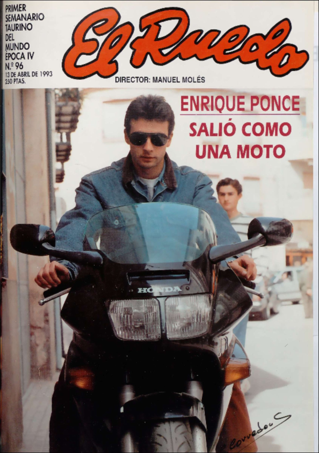 Magazin-Titelbild mit einem Mann in einer blauen Jacke und Schutzbrille auf einem Motorrad auf einer Straße mit anderen Menschen und Fahrzeugen im Hintergrund.