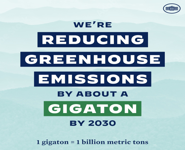 Plakat mit Text und Logo, das "Wir reduzieren die Treibhausgasemissionen um etwa eine Gigatonne bis 2030." zeigt.