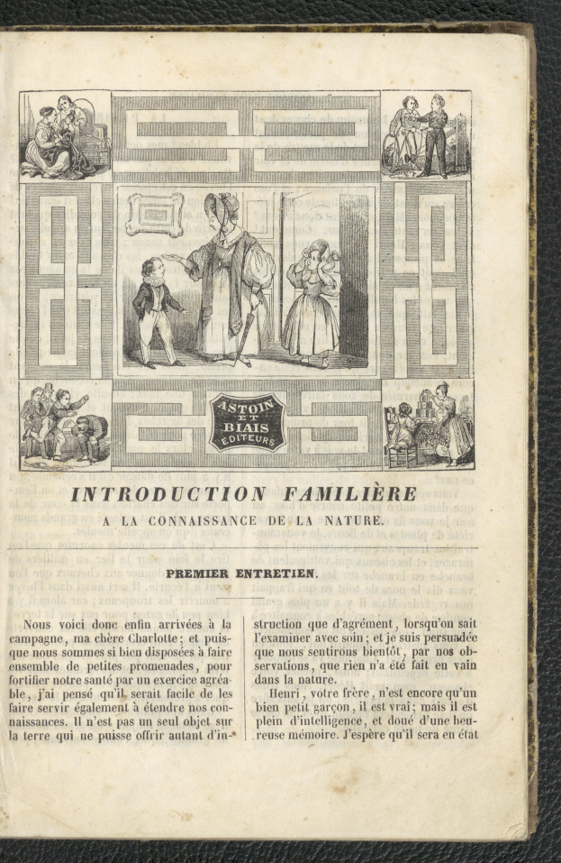 Ein aufgeschlagenes Buch mit einer Zeichnung einer Familie auf dem Cover, das auf einer schwarzen Oberfläche liegt und Text und Bilder enthält, die eine Familie vorstellen.