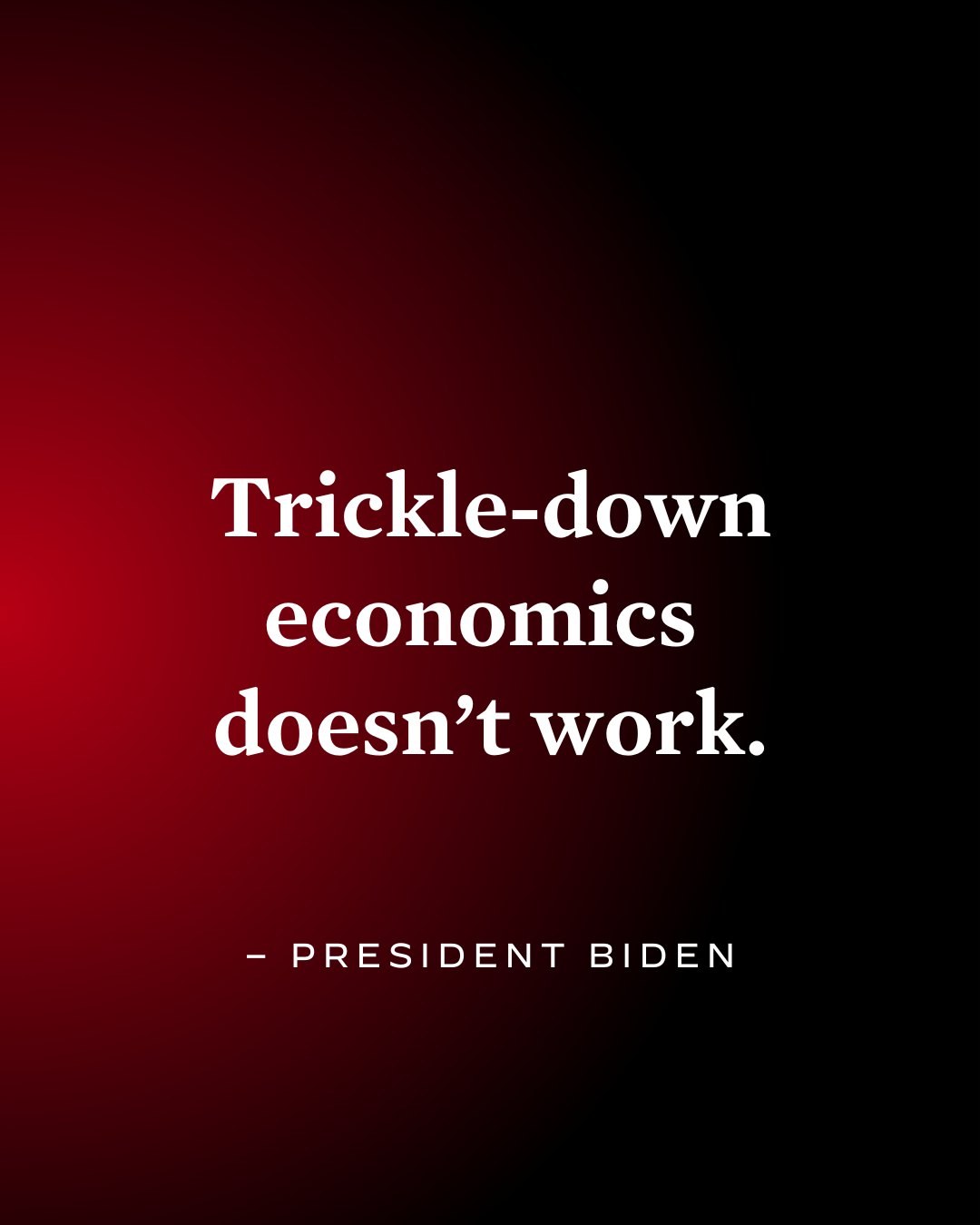 Plakat mit fetter schwarzer Schrift "Trickle-Down Economics Doesn't Work" auf einem weißen Hintergrund, eingerahmt von einem dünnen schwarzen Rand, begleitet von einem Zitat des Präsidenten Biden.