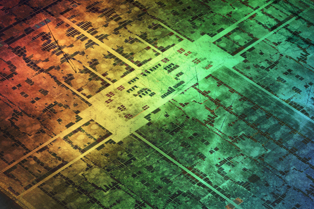 Nahaufnahme eines Computerchips mit leuchtenden Farben, darunter rot, orange, gelb, grün, blau und lila.