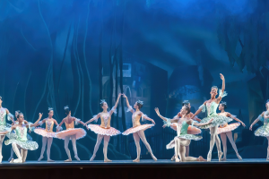 "Theater of Estrada Song" des Zentrums für Ästhetische Erziehung von Kindern des Nizhny Novgorod-Gebiets wird vor Beginn der "Nussknacker"-Vorstellung im Nizhny Novgorod TYUZ am 1. Juni auftreten