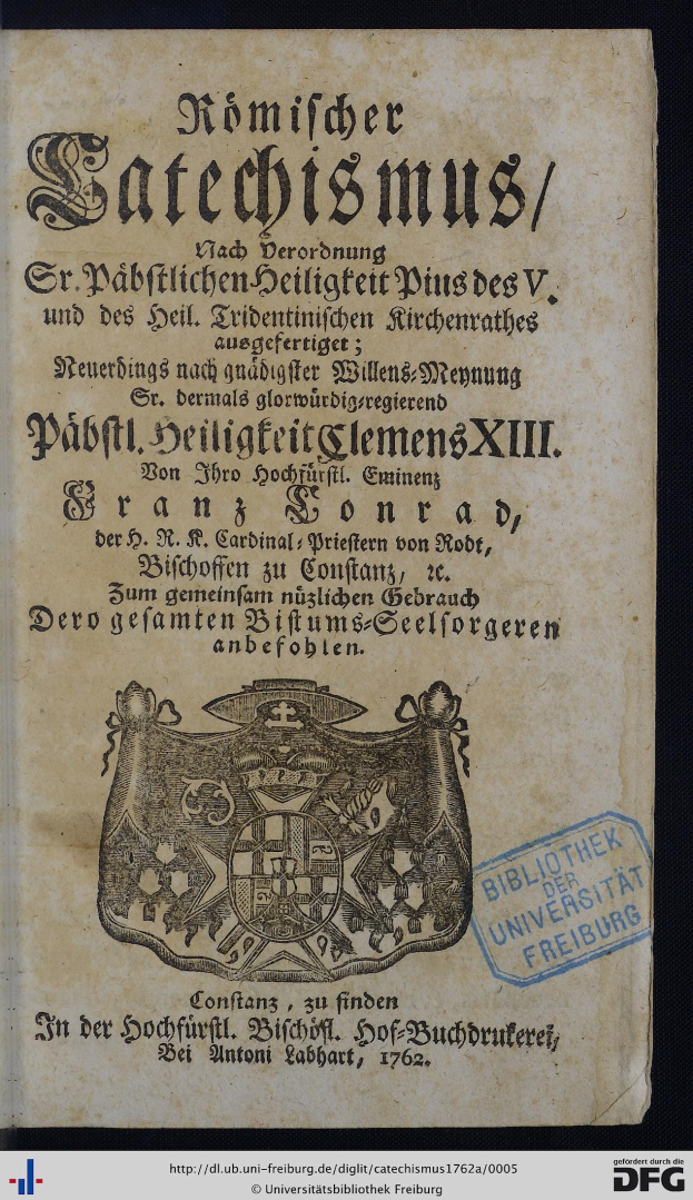Ein altes Buch mit schwarzem Hintergrund und einem Wappen, das den Text "Bibliothek Universität Freiburg" trägt und ein Stempel auf der rechten Seite hat.
