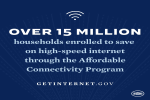 Ein Plakat, das das erschwingliche Verbindungsprogramm bewirbt und ein Logo sowie Text enthält, der besagt: "Über 15 Millionen Haushalte angemeldet, um bei High-Speed-Internet zu sparen".
