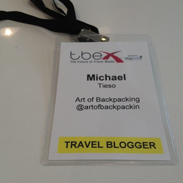 Ein Reisepass eines Reisebloggers, der ein Foto, Namen und Beruf zeigt.