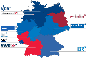 Eine Deutschlandkarte mit roten und blauen Provinzen, die die Ergebnisse der Wahl von 2016 zeigen, einschließlich der Namen der Kandidaten und des Wahltermins.