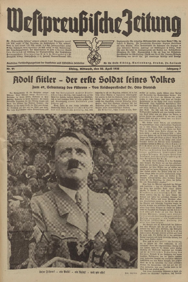 Schwarz-weißes Foto von Adolf Hitler in einem schwarzen Anzug und weißem Hemd, das vor einer Menge auf der Titelseite einer deutschen Zeitung mit der Schlagzeile "Adolf Hitler - Der Erte Soldat Feines Volkes" erscheint.