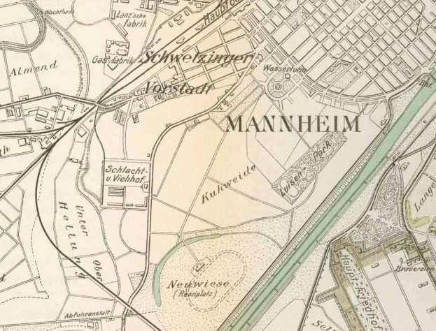 Ein detaillierter alter Stadtplan von Mannheim, Deutschland, mit Straßen, Gebäuden und Sehenswürdigkeiten in Blau-, Grün- und Gelbtönen markiert.