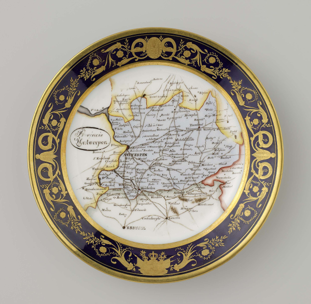 Eine weiße Kennzeichen mit einer detaillierten Deutschlandkarte, verziert mit kunstvollen Ornamenten und Texten.