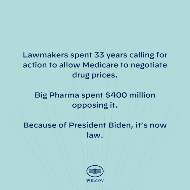 Blauer Hintergrund mit fetter weißer Schrift, die 'Lawmakers Spent 33 Years Calling for Action to Allow Medicare to Negotiate Drug Prices' besagt, und ein Logo unten.