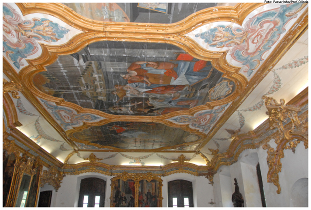 Das Bild zeigt architektonische Zeichnungen eines Daches und der rechten Wände eines Gebäudes.